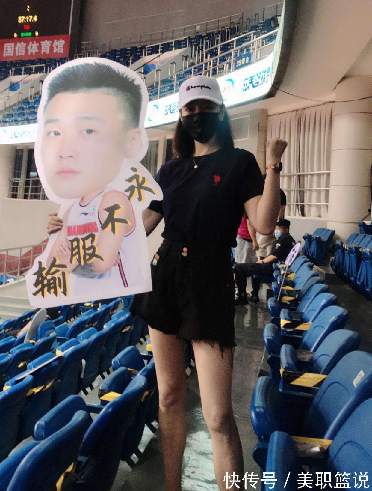 汤杰|CBA胡明轩母亲成网红,穿着打扮如少女 是杜锋的好友 比老公小15岁