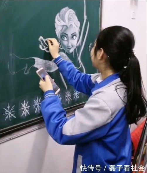 黑板!小姐姐黑板上画冰雪女王,惟妙惟肖,下一刻却被男生直接擦掉!