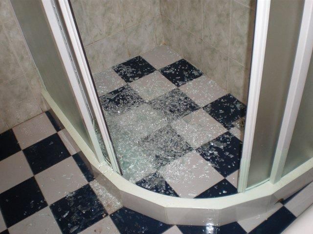 自爆|淋浴房玻璃自爆不是偶然！听专家一说完，才知很多人拿生命洗澡