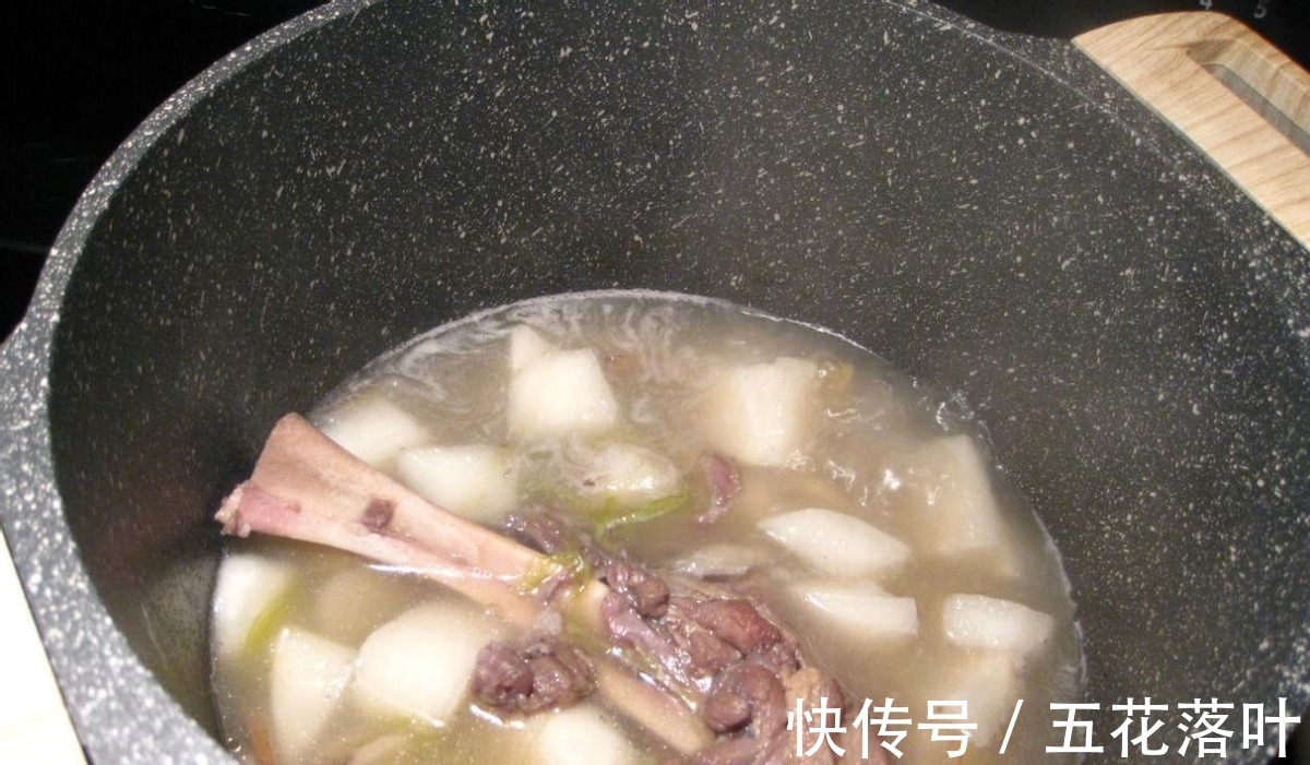 清炖羊肉，汤浓而鲜，肉烂不腻，秋冬进补还得吃羊肉！