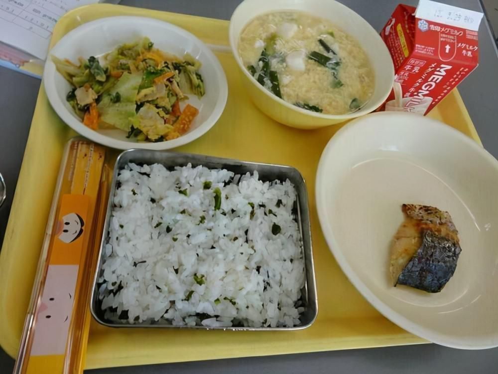 喂养|幼儿园老师晒孩子“吃午饭”,细心家长察觉不对劲,怒斥:过分