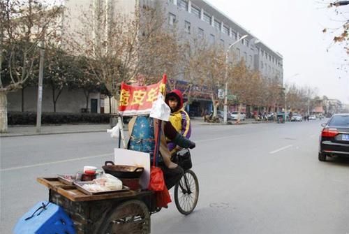 二胎政策|4口人挤24平米小房间，网友：就这还敢生？条件艰苦该不该生二胎