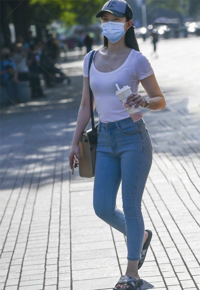 简单不是普通,白色上衣搭配牛仔裤,简约休闲风突显“洒脱”的气质