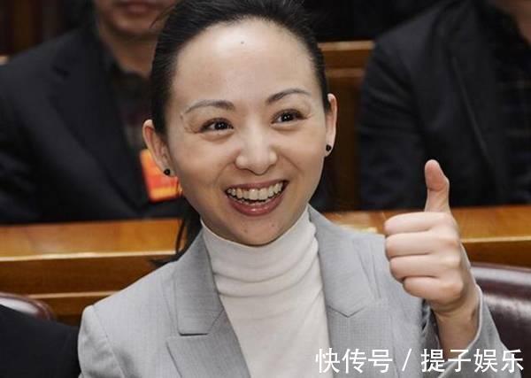 千手观音|因春晚的《千手观音》成名，富商追她八年却嫁穷学生，现在怎么样