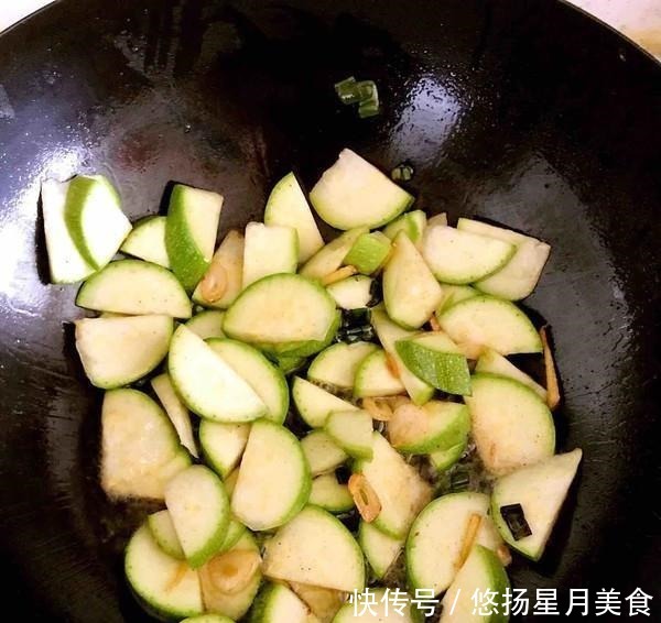 a1725|天气寒冷,这道菜应该经常为家人食用,用来做晚餐,软嫩鲜香