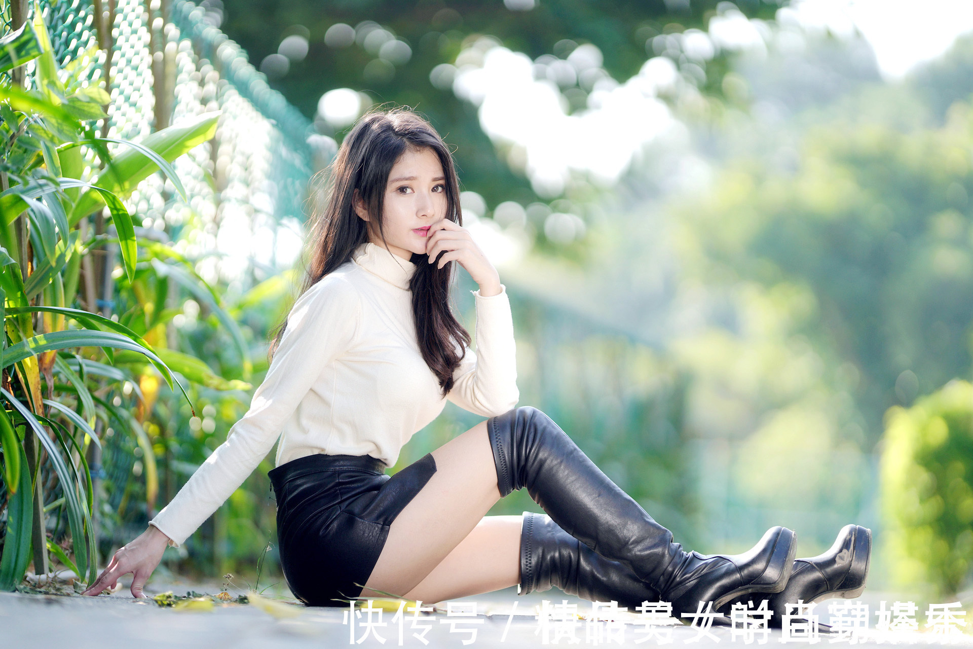 小姐姐 黑色皮裤裙性感时尚,上搭一件简约的米白色针织衫,经久耐看