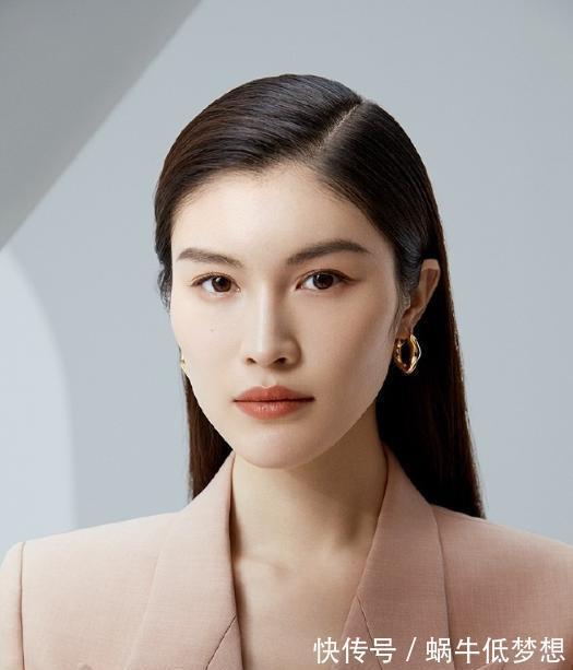 何穗|超模何穗解锁新刊封面大片,倒立沙发秀漫画腿,豹纹夹克辣得冒火