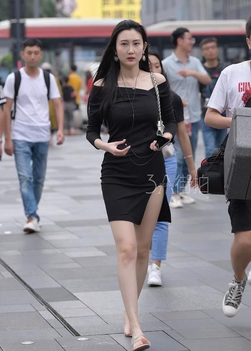 街拍：靓丽穿搭装点精致生活，简约也是一种独特的美