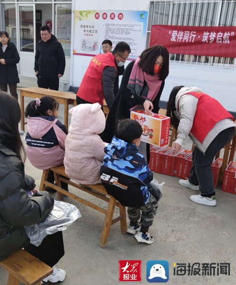 新闻记者|滨州市益起社工开展“情暖春节”关爱青少年慰问活动