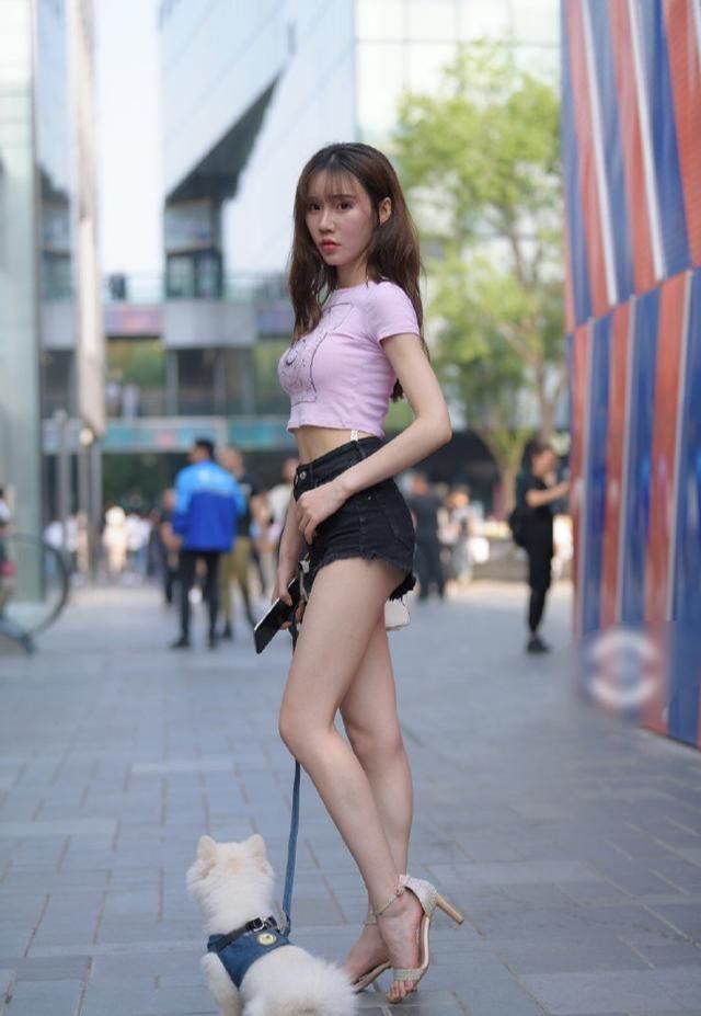 谁说粉色就是少女风美女粉T配短裤,既性感又甜美