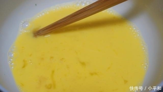 这个菜叶被很多人扔掉, 用它做早餐饼, 省事好吃又营养