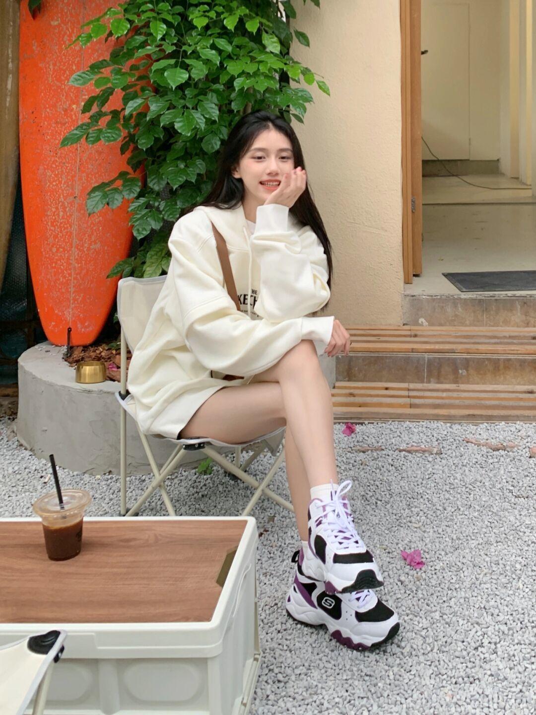 半身裙|天气回暖该怎么穿出氛围感?米色卫衣+黑色半身裙,清纯又不失个性