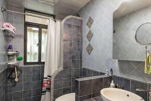 干湿|小卫生间不要装玻璃淋浴房了,头次见这种设计,省钱耐用又不占地