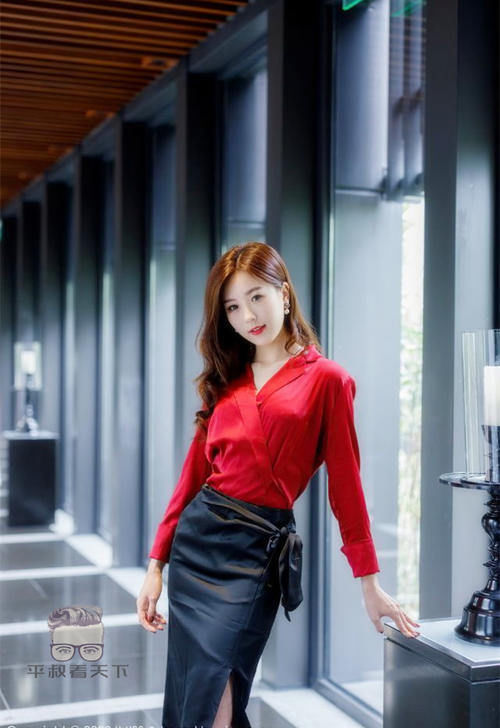 美女穿搭:小姐姐爱穿红色休闲衬衫配紧身黑色开叉裙,性感妩媚,熟女风超吸引人!