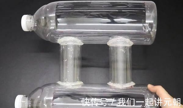 两个大塑料瓶连接起来,放在家里实用又好看,超市买一个要几十元