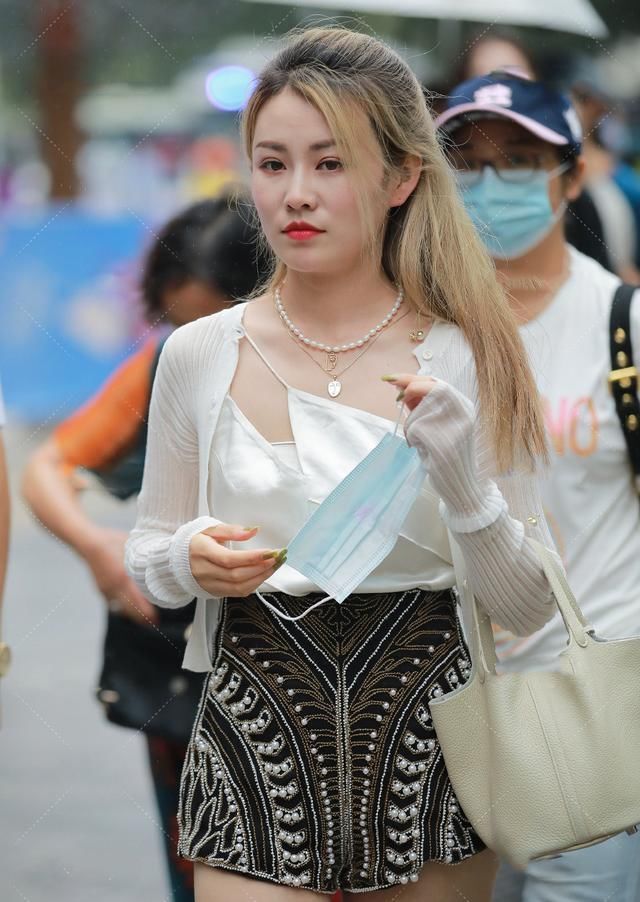 混搭|肤白貌美的时尚姑娘,穿短裤混搭逛街,秀出了靓丽洋气的外在美