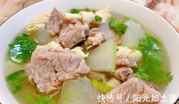 排骨|炖排骨时，先焯水或直接炖都不对，学会这一招，排骨鲜嫩无腥味！