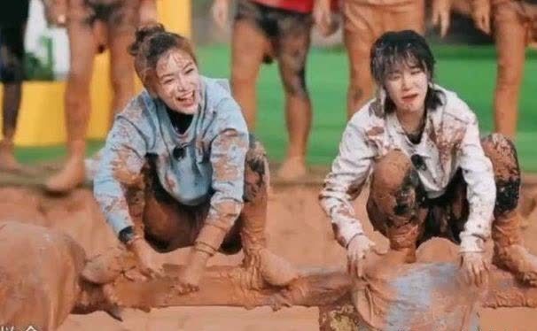 嘉宾 《跑男》泥潭游戏:baby2次被袭击正脸,宋雨琦满嘴都是泥