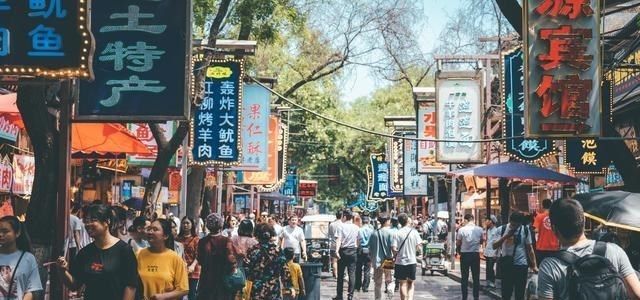 中年|晚上6到10点成为旅游黄金时间，网友：这不能只怪年轻人起不来