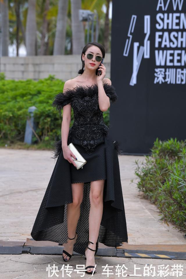 衬托|黑色连衣裙,搭配一字带凉鞋,衬托身材还有气质