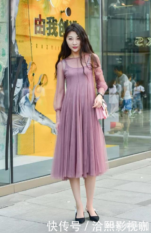 美女脚上搭配一双拼色的高跟鞋，穿起来非常的时尚又舒适