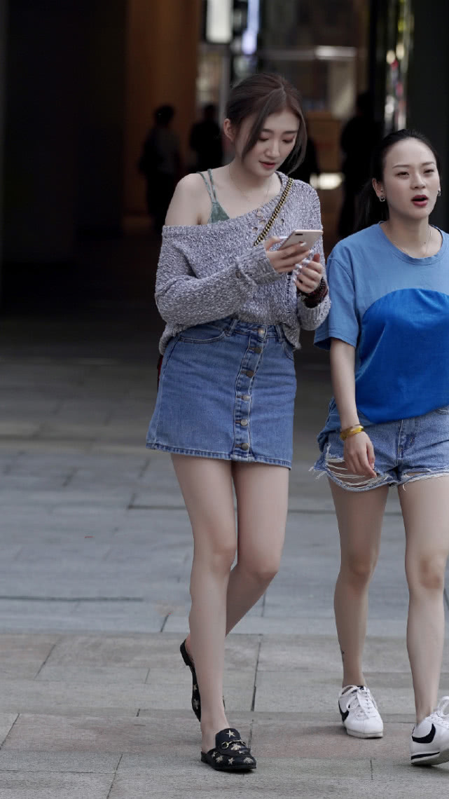 满分|路人街拍今夏流行“星星鞋”搭配斜肩衫,潮流感满分,美得吸睛