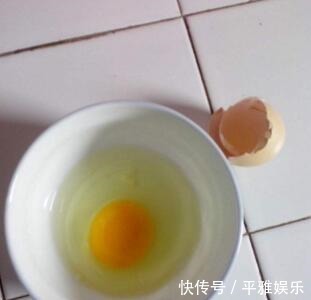 家家都有的“1种东西”,用来养虎皮兰,钢芽呼呼冒,一次出15个