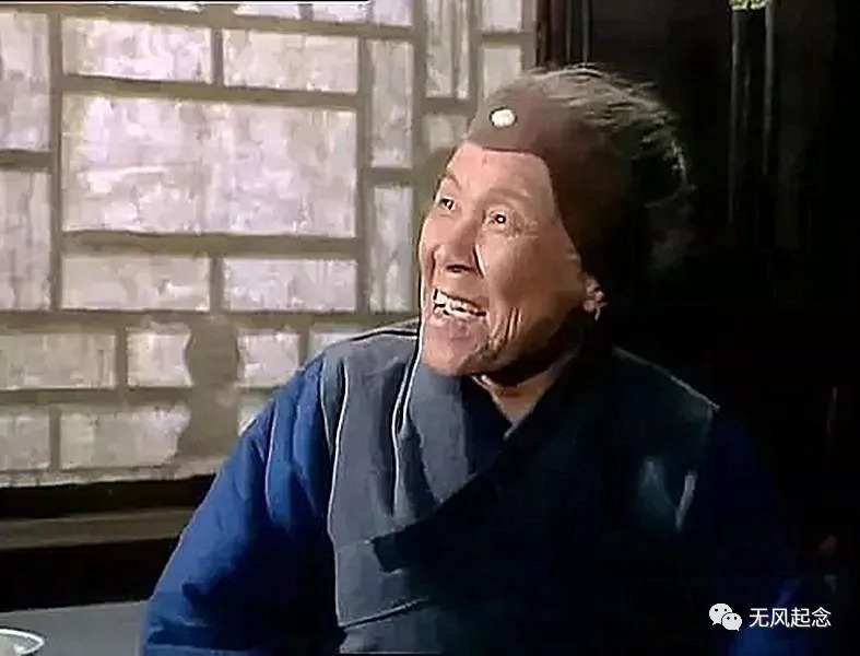 刘姥姥&贾母将喝剩的半杯茶,给75岁的刘姥姥品尝,为何对方毫不嫌弃?