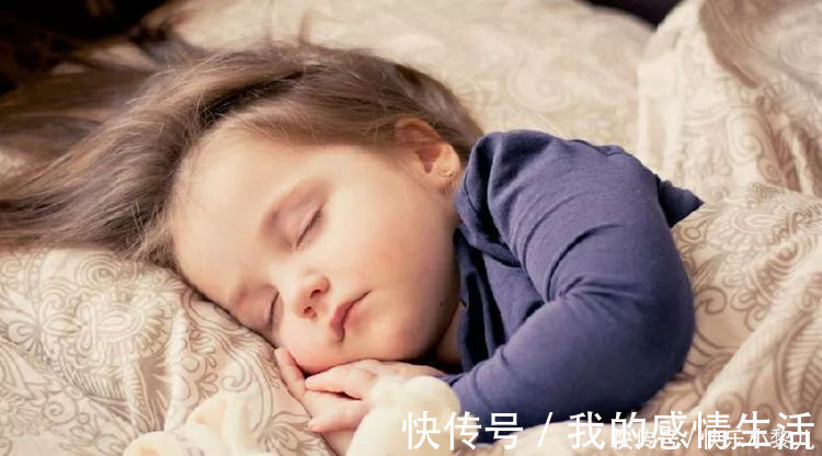 宝妈|老人常说“睡一觉，长一寸”，贪睡宝宝长得高？需远离错误睡姿