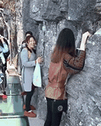 |搞笑GIF段子:老妈抱怨手机用了好几年了