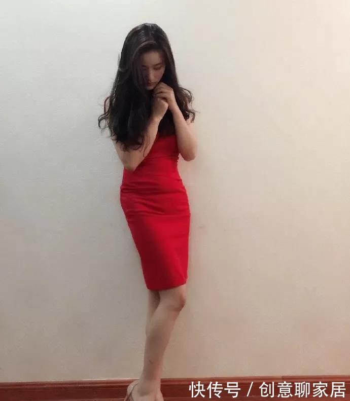 上半身|美女脚上搭配着一双尖头的黑色高跟鞋,显得更加的有女人味