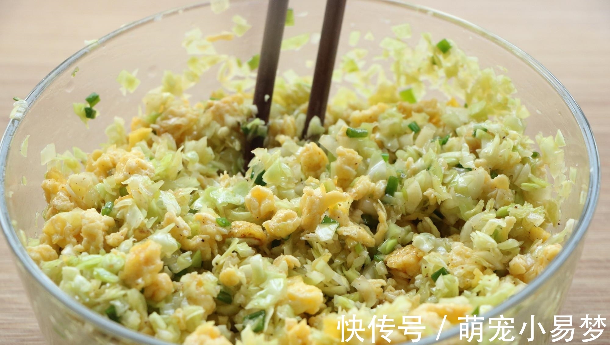 包菜还可以这样吃，皮薄馅大，金黄酥脆，一人吃一盘都不腻，香！