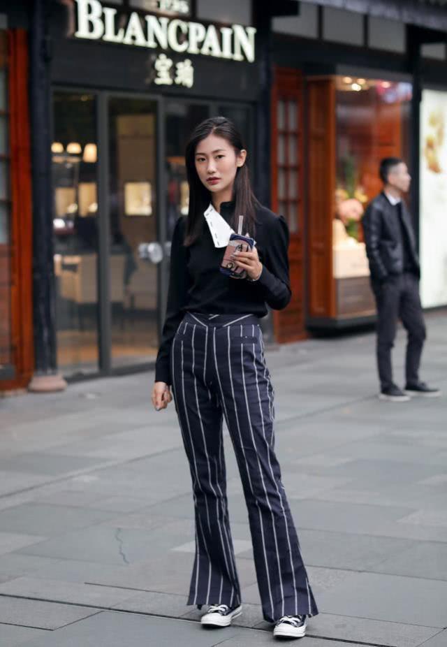  美女|街拍：长发俏皮的美女，白色上衣配牛仔裤，时尚气质十足