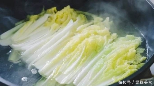 炒白菜时,别急着下锅炒,多加“1步”,白菜又香又脆还不发黑