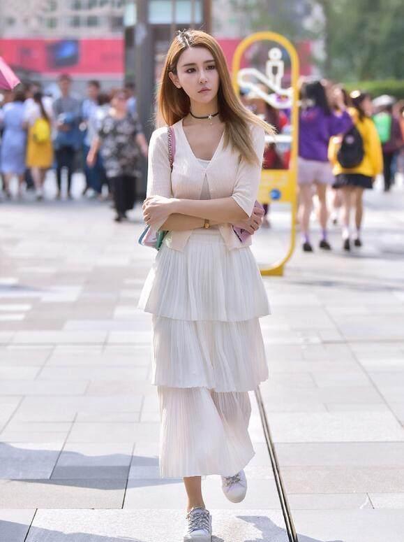 街拍:身材很不错的小姐姐,美腿是真的长,很好看呢