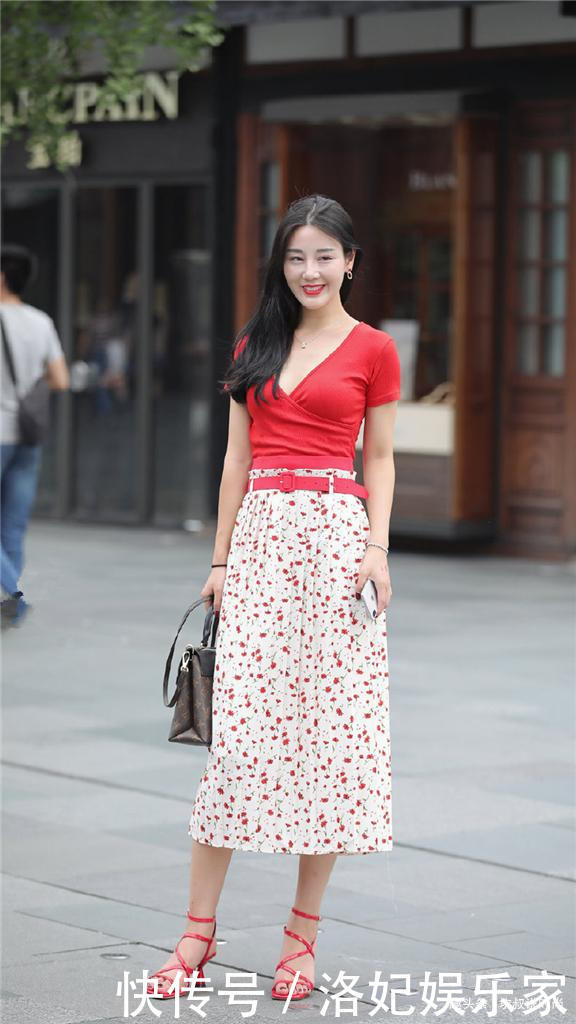 这身时尚穿搭,穿出邻家大姐姐的感觉,自信大方具有亲和力