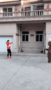 |搞笑GIF：尴尬了，找找有地缝没有？