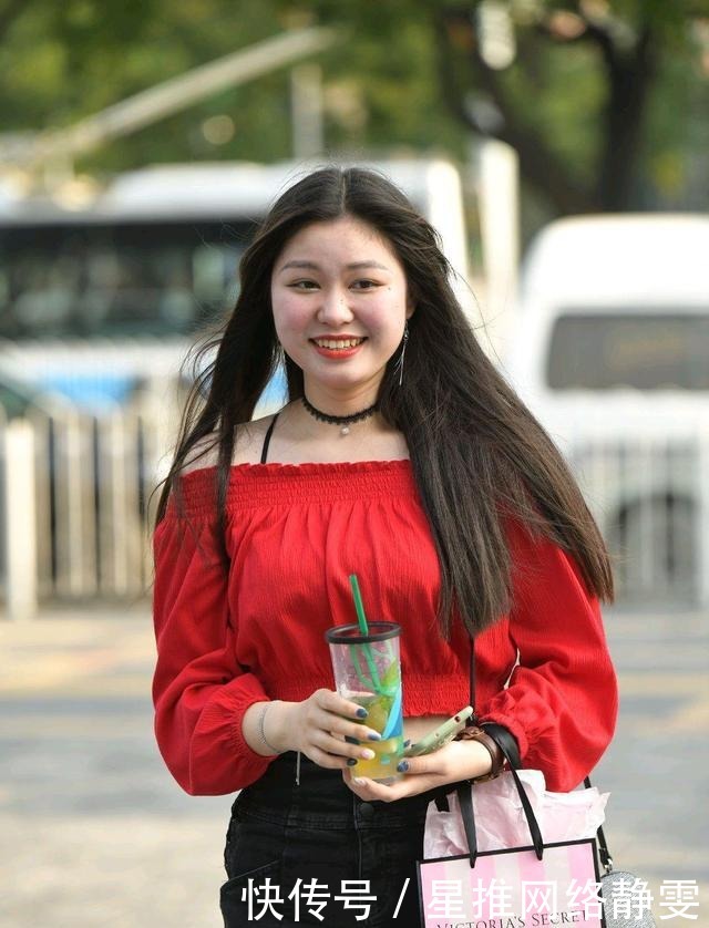 红色一字肩上衣穿在身上热情又奔放,热辣女孩的首选服装!