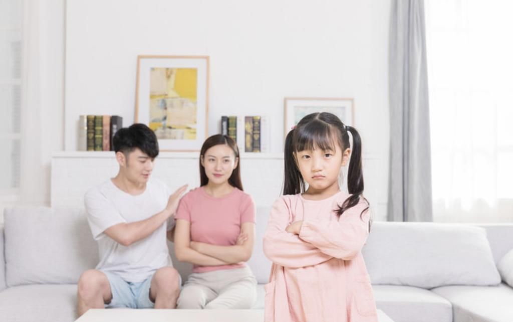 孩子|六岁姐姐训哭两岁弟弟，网友称赞：比很多家长都会管孩子