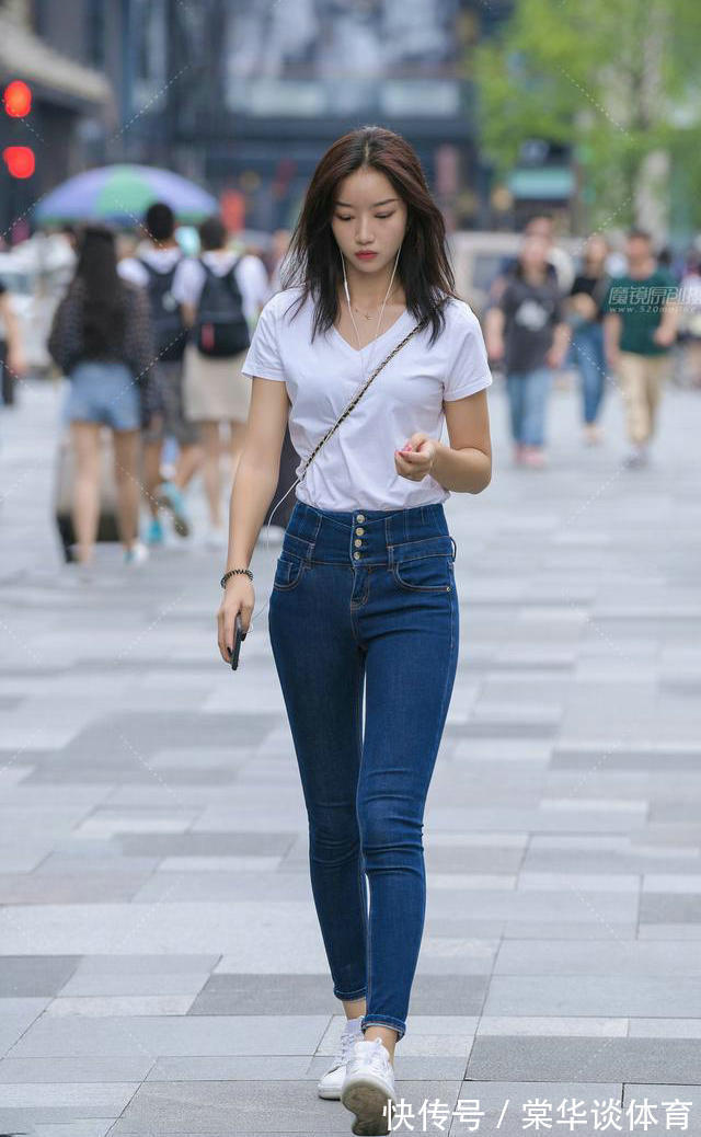 女神 清爽又时髦的体恤搭配牛仔裤,塑造出清新温柔的女神范