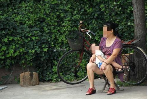 小可|4岁女儿独睡2米大床,却和妈妈说“很挤”,宝妈查看监控后大哭