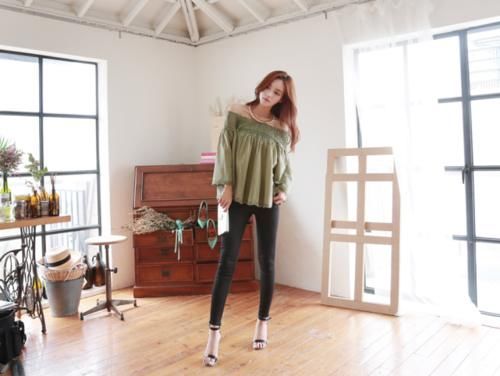 上衣|嫣然巧笑孙允珠暗绿色性感露肩透视雕花上衣修身显瘦紧身裤