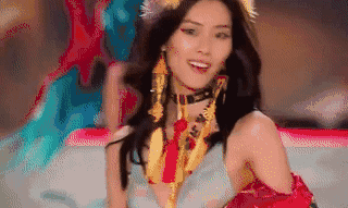 刘雯新年拍杂志双封面，经典红黑配色造型，飒爽与性感争相迸发