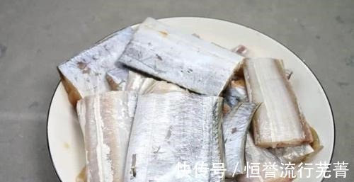 鱼刺|“干煎带鱼”最简单方便的做法,鱼肉鲜嫩外表酥脆,色泽金黄诱人!
