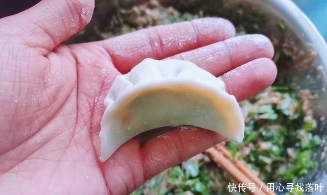 拌饺子馅的第一步是先放油或水,许多人在第一步就错了