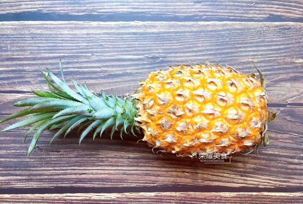 吃了几十年菠萝,才知道菠萝用冷盐水泡是错的,教你正确做法