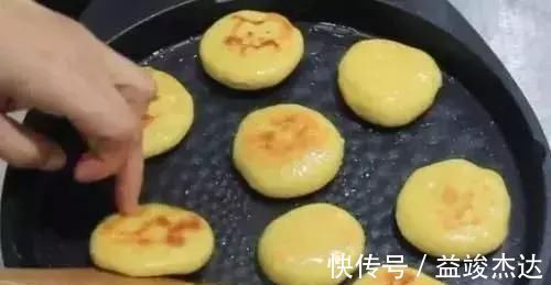 1碗玉米面，2个鸡蛋，不用揉面不用蒸，出锅后蓬松喧软吃不够