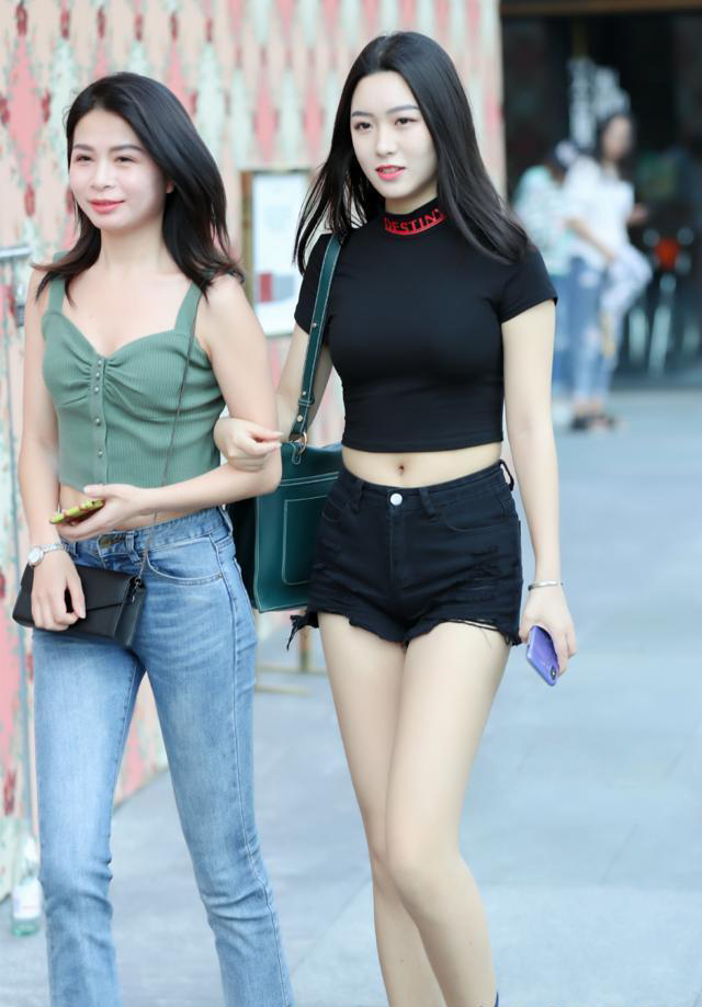 长相|街拍:清新小姐姐身材一流,长相不错,笑容很是暖心