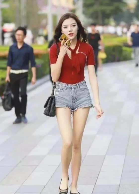 街拍:白璧无暇的小美女,身穿吊带连衣长裙,尽显唯美好身姿