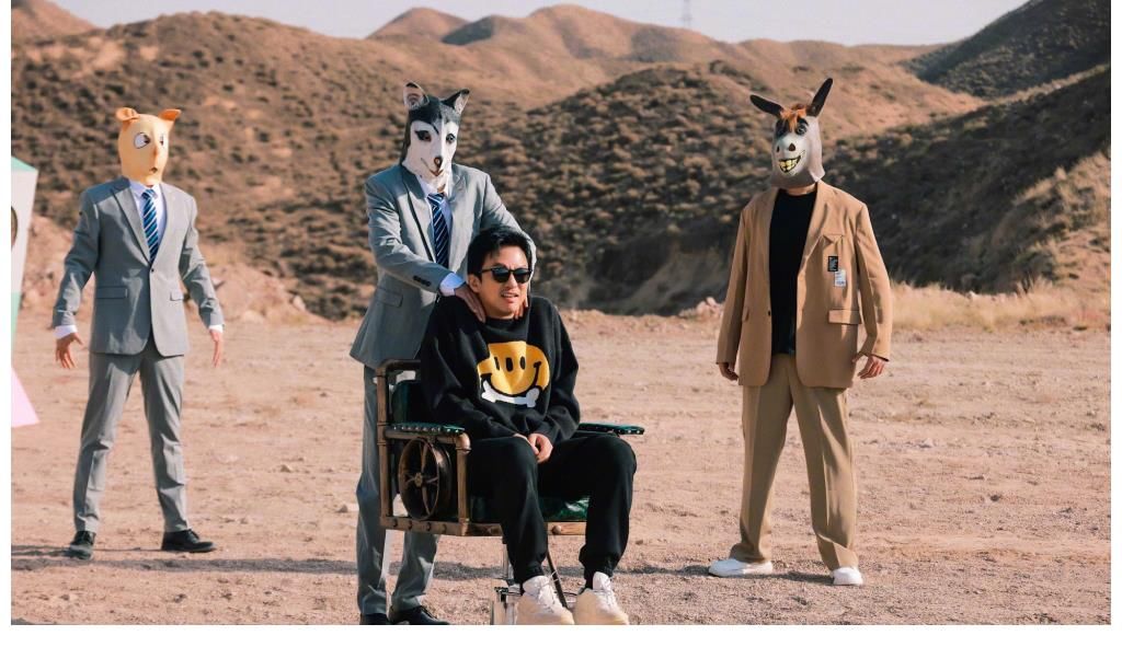 太搞笑！邓超在外录制综艺节目引热议，抓小动物摔到怀疑人生